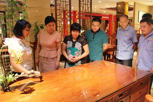 廣東省標(biāo)準(zhǔn)化研究院標(biāo)良評(píng)審專(zhuān)家組對(duì)東成紅木評(píng)定“AAAA級(jí)標(biāo)準(zhǔn)化良好行為企業(yè)”進(jìn)行現(xiàn)場(chǎng)考評(píng)