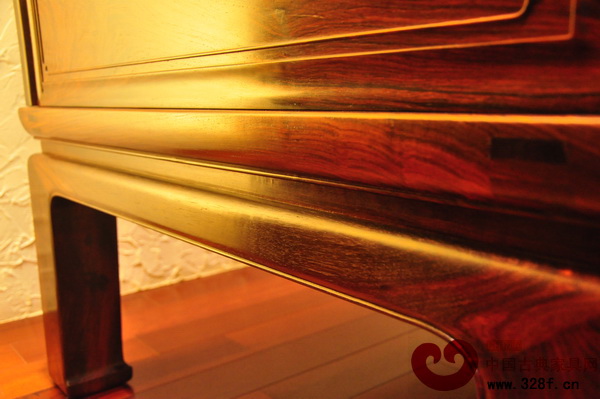 該羅漢床線條比例舒展，層次豐富耐看