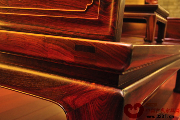 該羅漢床大邊冰盤沿處出雙明榫，結(jié)構(gòu)更牢固，可保證使用百年以上不散架