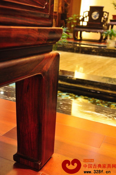 四條腿為了達(dá)到明韻的效果，是從一整塊大料中削出的