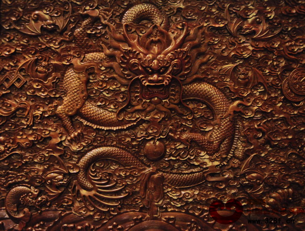 伍氏大觀園——大紅酸枝云龍紋寶座沙發(fā)雕刻局部 伍氏大觀園——大紅酸枝云龍紋寶座沙發(fā)雕刻局部