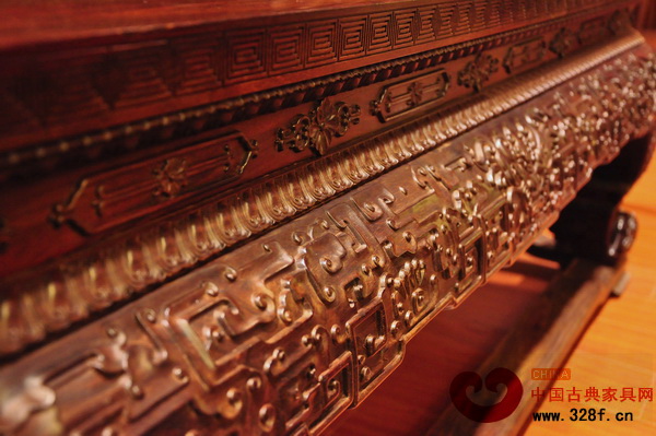 伍氏大觀園——大紅酸枝云龍紋寶座沙發(fā)雕刻局部 伍氏大觀園——大紅酸枝云龍紋寶座沙發(fā)雕刻局部