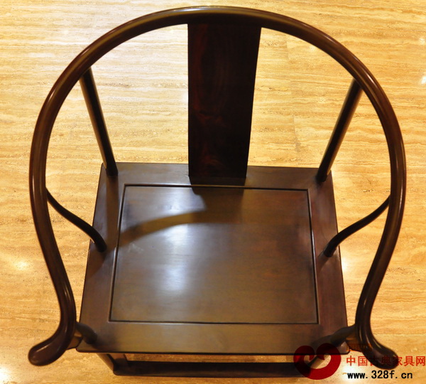 圈椅外圓內(nèi)方,這種天圓地方的天人合一思想,彰顯中國博大的文化精髓(伍氏大觀園供圖) 圈椅外圓內(nèi)方,這種天圓地方的天人合一思想,彰顯中國博大的文化精髓(伍氏大觀園供圖)