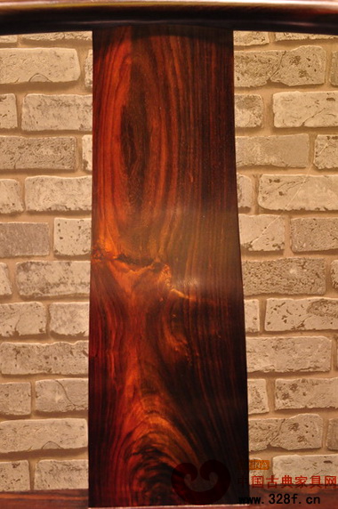 圈椅背板(伍氏大觀園供圖) 圈椅背板(伍氏大觀園供圖)