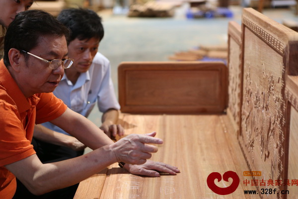 陳國(guó)壽經(jīng)常與工匠們交流分享制作家具的心得和經(jīng)驗(yàn) 陳國(guó)壽經(jīng)常與工匠們交流分享制作家具的心得和經(jīng)驗(yàn)