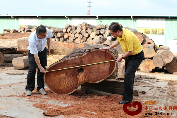 陳國(guó)壽親自參與到家具選料、設(shè)計(jì)的全過(guò)程 陳國(guó)壽親自參與到家具選料、設(shè)計(jì)的全過(guò)程