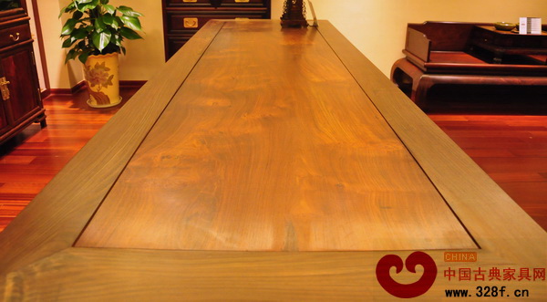 伍氏大觀園該畫案通體不飾任何雕紋，但是獨板底色粲然，花紋優(yōu)美天成，勝似人為的描摹攀附