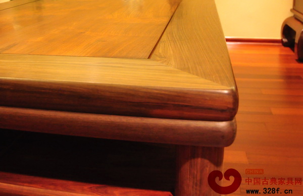 伍氏大觀園該畫案的獨板無論長度、寬度還是厚度，都很少見