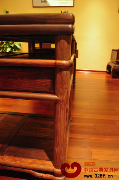 該畫案腿為一木而做