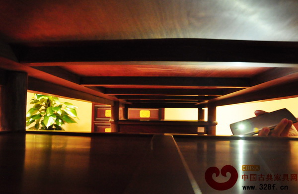一個獨板畫案，即使在暗處看不到的地方都會做得非常細(xì)致，消費者可以仔細(xì)觀察這些地方，判斷一件家具是不是獨板（伍氏大觀園供圖）