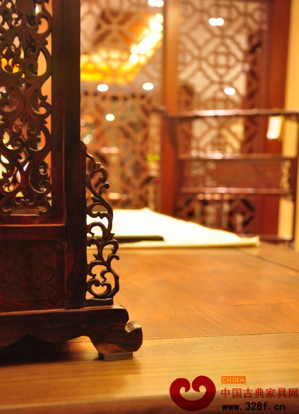 獨板畫案與小件辦公紅木工藝品相配，更顯文雅