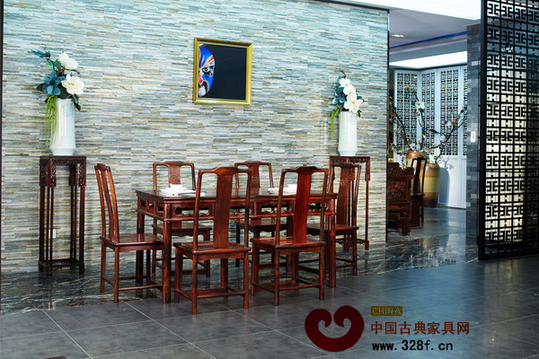 東方寶鼎長(zhǎng)沙旗艦店內(nèi)陳設(shè)的精美家具——長(zhǎng)餐臺(tái) 東方寶鼎長(zhǎng)沙旗艦店內(nèi)陳設(shè)的精美家具——長(zhǎng)餐臺(tái)