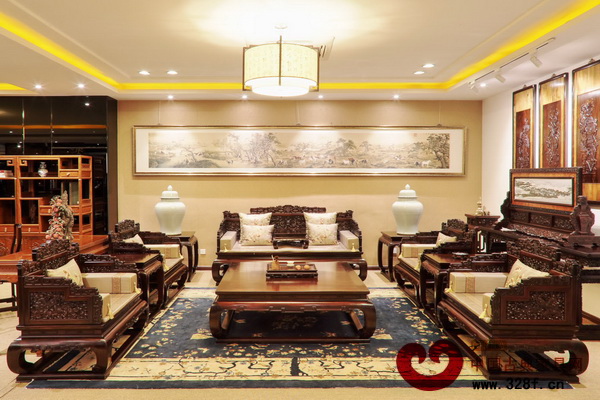 區(qū)氏臻品展廳內(nèi)展示的華麗精致的宮廷家具 區(qū)氏臻品展廳內(nèi)展示的華麗精致的宮廷家具