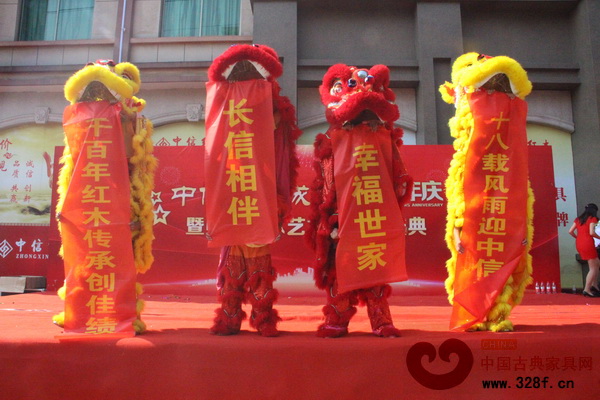 精彩的舞獅表演為慶典現(xiàn)場增添熱鬧喜慶的氣氛 精彩的舞獅表演為慶典現(xiàn)場增添熱鬧喜慶的氣氛