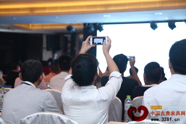 學(xué)員們仔細(xì)聆聽(tīng)并且用手機(jī)拍下精彩課程內(nèi)容 學(xué)員們仔細(xì)聆聽(tīng)并且用手機(jī)拍下精彩課程內(nèi)容