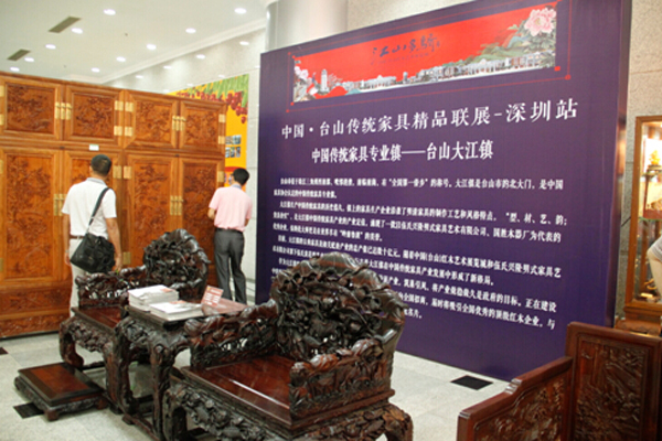 中國(guó)臺(tái)山傳統(tǒng)家具精品聯(lián)展上展出的家具精品（資料圖）