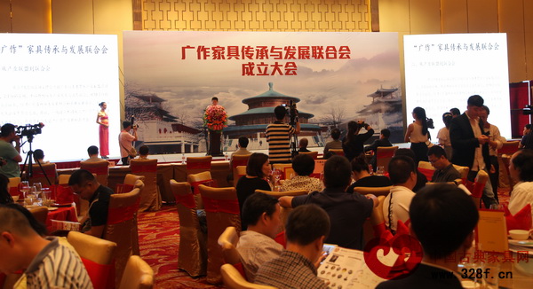 “廣作家具傳承與發(fā)展聯(lián)合會”成立現(xiàn)場 “廣作家具傳承與發(fā)展聯(lián)合會”成立現(xiàn)場