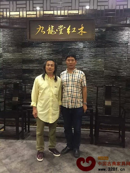 中國家具協(xié)會傳統(tǒng)家具專業(yè)委員會主席伍炳亮(左)參觀九龍?zhí)谜箯d,并與總經(jīng)理葛洪亮合影 中國家具協(xié)會傳統(tǒng)家具專業(yè)委員會主席伍炳亮(左)參觀九龍?zhí)谜箯d,并與總經(jīng)理葛洪亮合影