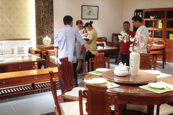 東成紅木羅浮宮旗艦店吸引不少消費(fèi)者選購紅木家具 東成紅木羅浮宮旗艦店吸引不少消費(fèi)者選購紅木家具