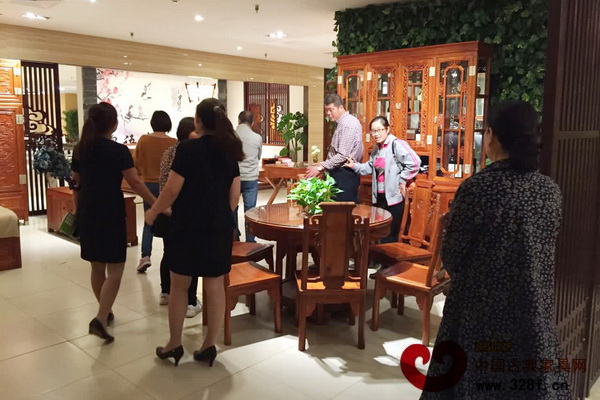 東成紅木香河店舉行周年慶典,吸引不少消費者 東成紅木香河店舉行周年慶典,吸引不少消費者