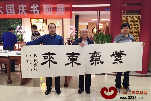 東成紅木香河店總經(jīng)理王立成(左一)與知名畫家合影留念 東成紅木香河店總經(jīng)理王立成(左一)與知名畫家合影留念