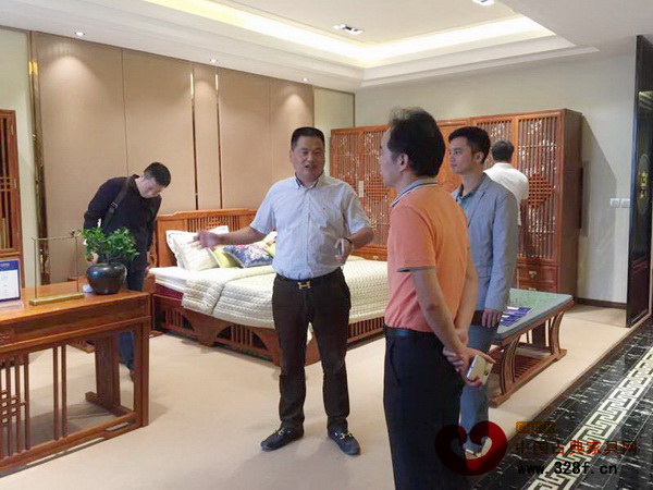 考察團(tuán)在東陽中信紅木,大涌鎮(zhèn)黨委書記黃紅全(右一)與中信紅木董事長李忠信(左一)等交流學(xué)習(xí) 考察團(tuán)在東陽中信紅木,大涌鎮(zhèn)黨委書記黃紅全(右一)與中信紅木董事長李忠信(左一)等交流學(xué)習(xí)