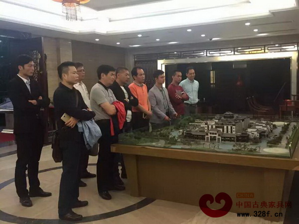 由大涌鎮(zhèn)黨委書記黃紅全率隊的考察團(tuán)走訪、參觀了浙江年年紅中信、明堂、新明、卓木王、大清翰林等企業(yè)(圖為考察團(tuán)在觀看年年紅企業(yè)視頻資料) 由大涌鎮(zhèn)黨委書記黃紅全率隊的考察團(tuán)走訪、參觀了浙江年年紅中信、明堂、新明、卓木王、大清翰林等企業(yè)(圖為考察團(tuán)在觀看年年紅企業(yè)視頻資料)