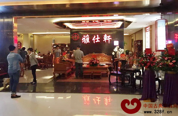 雅仕軒紅木羅浮宮專賣店盛大開業(yè)，并吸引很多消費(fèi)者前來參觀選購