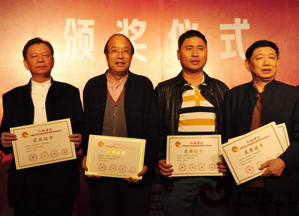 紅古軒《西游記寶座》獲“中國傳統(tǒng)手工藝制作創(chuàng)意獎”,紅古軒生產廠長李仲良(右二)上臺領獎 紅古軒《西游記寶座》獲“中國傳統(tǒng)手工藝制作創(chuàng)意獎”,紅古軒生產廠長李仲良(右二)上臺領獎