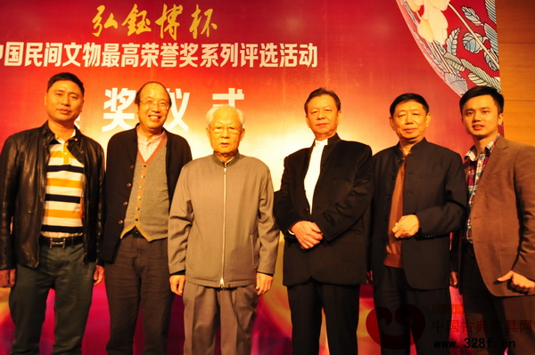 卓木王紅木董事長杜承三(左二)與全國工商聯(lián)副主席瞿懷明(左三)、全國工商聯(lián)藝術(shù)品商會(huì)會(huì)長宋建文(右二)等領(lǐng)導(dǎo)合影 卓木王紅木董事長杜承三(左二)與全國工商聯(lián)副主席瞿懷明(左三)、全國工商聯(lián)藝術(shù)品商會(huì)會(huì)長宋建文(右二)等領(lǐng)導(dǎo)合影