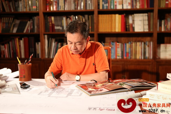 在設(shè)計作品時,國壽紅木董事長陳國壽都是自己用最“原始”的方式來做圖 在設(shè)計作品時,國壽紅木董事長陳國壽都是自己用最“原始”的方式來做圖