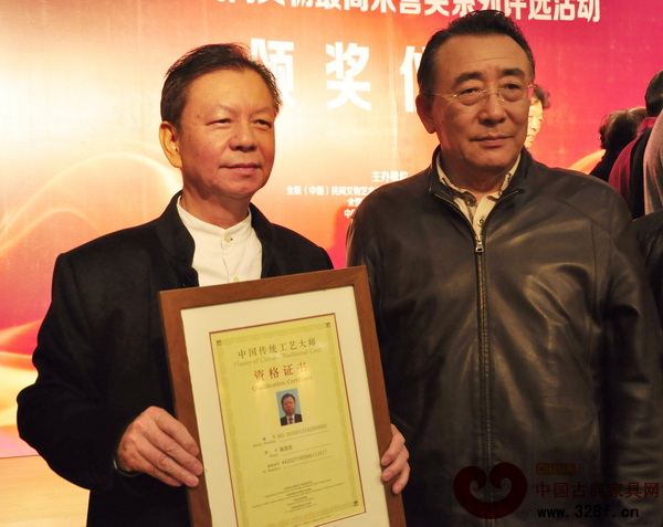 國壽紅木董事長陳國壽榮獲“中國傳統(tǒng)工藝大師”后,在現(xiàn)場與全國工商聯(lián)第十屆執(zhí)行副主席宋北杉(右)合影 國壽紅木董事長陳國壽榮獲“中國傳統(tǒng)工藝大師”后,在現(xiàn)場與全國工商聯(lián)第十屆執(zhí)行副主席宋北杉(右)合影