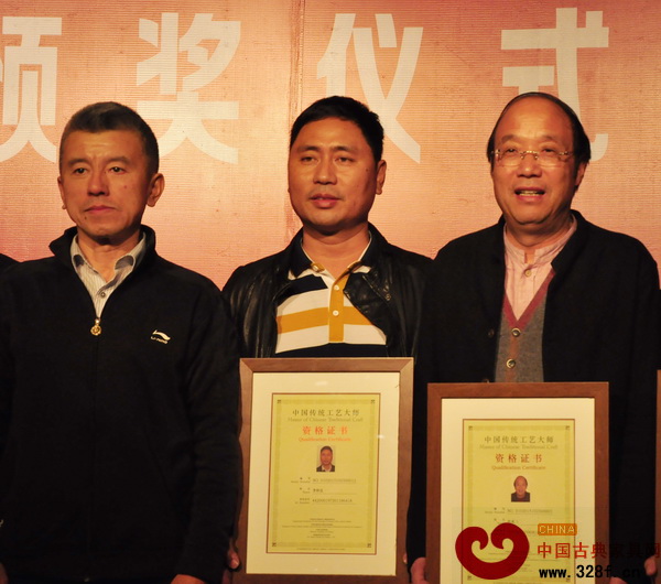 中央電視臺《尋寶》欄目總導(dǎo)演李建偉(左三)與東陽卓木王紅木董事長杜承三(右三)、中山紅古軒生產(chǎn)廠長李仲良(左四)合影 中央電視臺《尋寶》欄目總導(dǎo)演李建偉(左三)與東陽卓木王紅木董事長杜承三(右三)、中山紅古軒生產(chǎn)廠長李仲良(左四)合影