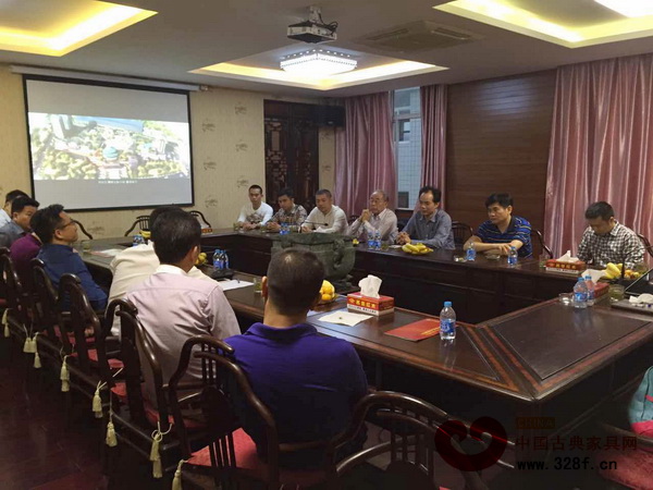 考察團與常熟名佳紅木相關(guān)負(fù)責(zé)人針對大涌紅木旅游小鎮(zhèn)建設(shè)展開了討論交流 考察團與常熟名佳紅木相關(guān)負(fù)責(zé)人針對大涌紅木旅游小鎮(zhèn)建設(shè)展開了討論交流