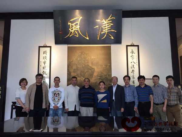 考察團在永琦紫檀展廳內(nèi)與其掌舵人顧永琦(左五)合影留念 考察團在永琦紫檀展廳內(nèi)與其掌舵人顧永琦(左五)合影留念
