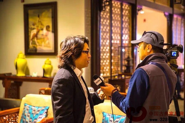 戴為紅木總裁戴愛國在活動當(dāng)天接受中央電視臺采訪 戴為紅木總裁戴愛國在活動當(dāng)天接受中央電視臺采訪