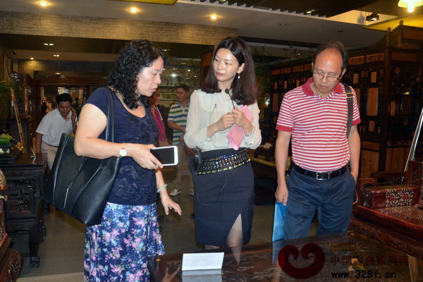 在紅古軒營(yíng)銷總監(jiān)楊晶(中)的陪同下,考察組到紅古軒紅木文化體驗(yàn)館考察 在紅古軒營(yíng)銷總監(jiān)楊晶(中)的陪同下,考察組到紅古軒紅木文化體驗(yàn)館考察