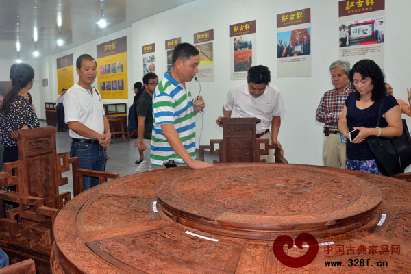 紅古軒工作人員為考察組講解統(tǒng)紅木家具雕刻技藝 紅古軒工作人員為考察組講解統(tǒng)紅木家具雕刻技藝