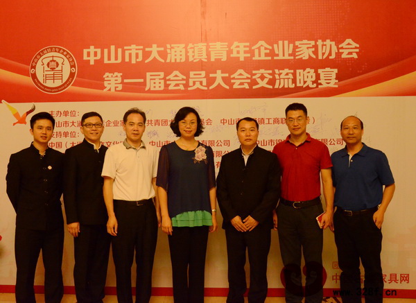 中山市委統(tǒng)戰(zhàn)部部長梁麗嫻(右四)、中山市團(tuán)委書記丁凱(右二)、大涌鎮(zhèn)黨委書記黃紅全(左三)等出席青企會第一次會員大會交流晚宴 中山市委統(tǒng)戰(zhàn)部部長梁麗嫻(右四)、中山市團(tuán)委書記丁凱(右二)、大涌鎮(zhèn)黨委書記黃紅全(左三)等出席青企會第一次會員大會交流晚宴