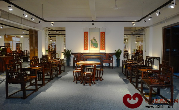 魯班木藝新展廳內(nèi)擺放了眾多紅木家具精品 魯班木藝新展廳內(nèi)擺放了眾多紅木家具精品