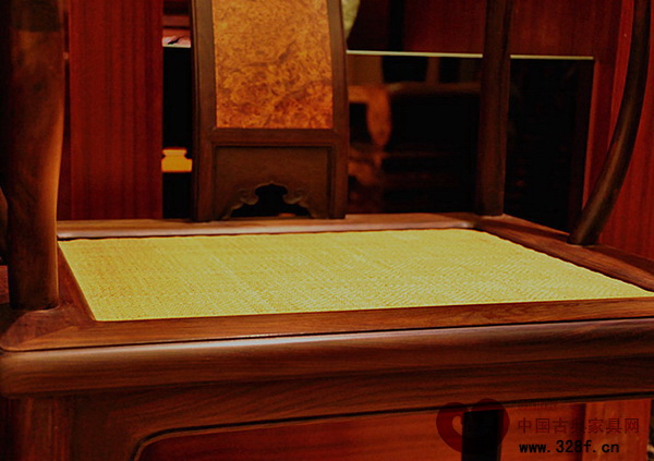 南官帽椅平坦細(xì)密的藤面