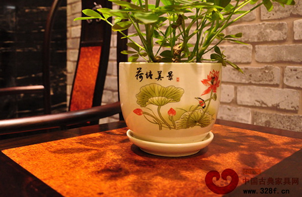 在綠植、燈光的映襯下,花梨木癭自有一番別致和新穎在其中 在綠植、燈光的映襯下,花梨木癭自有一番別致和新穎在其中