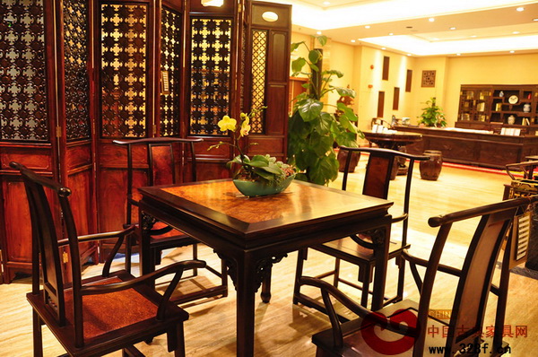 伍氏大觀園——鑲癭木四方桌 伍氏大觀園——鑲癭木四方桌