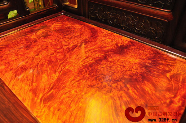 伍氏大觀園采用的花梨木癭面積之大,并且花紋之波光靈動(dòng),漂亮異常,實(shí)屬難得 伍氏大觀園采用的花梨木癭面積之大,并且花紋之波光靈動(dòng),漂亮異常,實(shí)屬難得