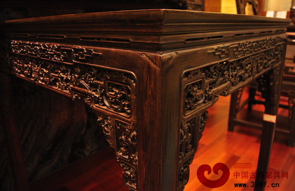 桌腿上線條分明的倒棱藝術(shù)與細(xì)膩、精致、纖巧、瑰麗的潮州木雕藝術(shù)相映成趣 桌腿上線條分明的倒棱藝術(shù)與細(xì)膩、精致、纖巧、瑰麗的潮州木雕藝術(shù)相映成趣