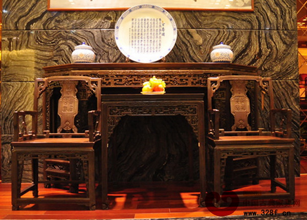 伍氏大觀園生產(chǎn)的這套中堂家具,采用潮州木雕技藝 伍氏大觀園生產(chǎn)的這套中堂家具,采用潮州木雕技藝