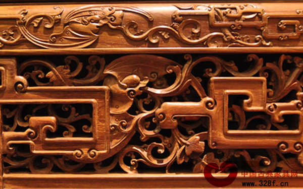 采用鏤雕、通雕等多種手法,雕出的花紋剔透玲瓏,層次豐富 采用鏤雕、通雕等多種手法,雕出的花紋剔透玲瓏,層次豐富