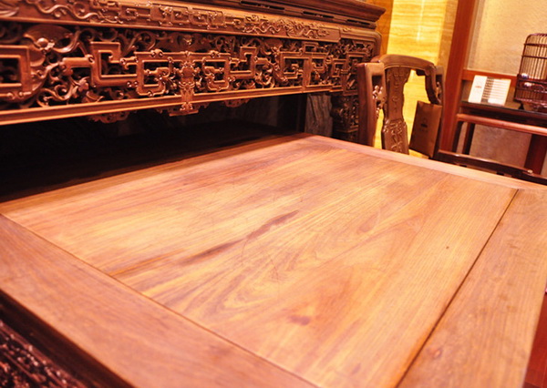 伍氏大觀園生產(chǎn)的這套中堂家具,采用優(yōu)質(zhì)大紅酸枝老料而做 伍氏大觀園生產(chǎn)的這套中堂家具,采用優(yōu)質(zhì)大紅酸枝老料而做