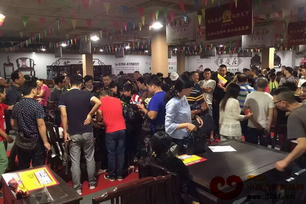 名揚(yáng)紅木全國(guó)展銷會(huì)現(xiàn)場(chǎng),盛況空前 名揚(yáng)紅木全國(guó)展銷會(huì)現(xiàn)場(chǎng),盛況空前