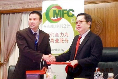 江門古典家具行業(yè)協(xié)會考察團(tuán)團(tuán)長余國祥(左)與馬來西亞家具總會會長蔡春才(右)簽訂合作與發(fā)展協(xié)議 江門古典家具行業(yè)協(xié)會考察團(tuán)團(tuán)長余國祥(左)與馬來西亞家具總會會長蔡春才(右)簽訂合作與發(fā)展協(xié)議